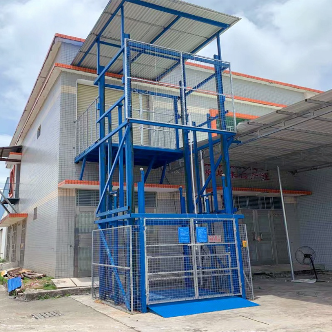 万载建材厂室外升降货梯安装